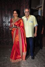 Sridevi, Boney Kapoor celebrate Karva Chauth at Anil Kapoor�s house in Juhu on 19th Oct 2016 (92)_580870b22aeca.JPG