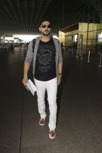 Zayed Khan snapped at airport on 19th Oct 2016 (10)_58086fb80697d.JPG