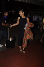 Radhika Apte snapped at airport on 20th Oct 2016 (52)_5809d977343d6.JPG