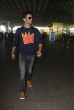 Sushant Singh Rajput snapped at airport on 21st Oct 2016 (38)_580b5d0204408.JPG