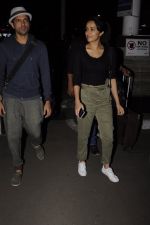 Farhan Akhtar snapped at airport on 22nd Oct 2016 (15)_580c550e4aa62.JPG