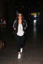 Sonakshi Sinha snapped at airport on 23rd Oct 2016 (1)_580cabd200f79.jpg