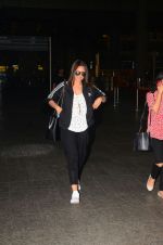 Sonakshi Sinha snapped at airport on 23rd Oct 2016 (4)_580cabd408379.jpg