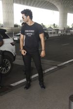 Sushant Singh Rajput snapped at airport on 22nd Oct 2016 (59)_580c556421e93.JPG
