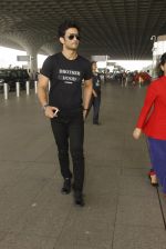 Sushant Singh Rajput snapped at airport on 22nd Oct 2016 (63)_580c55673f2f4.JPG