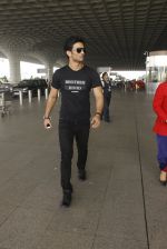 Sushant Singh Rajput snapped at airport on 22nd Oct 2016 (64)_580c5567e7a26.JPG