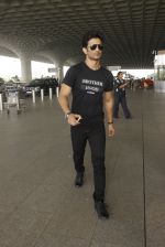 Sushant Singh Rajput snapped at airport on 22nd Oct 2016 (65)_580c5568ce17c.JPG