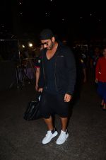 Arjun Kapoor snapped at airport on 23rd Oct 2016 (39)_580dad9ab81a5.JPG