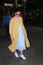 Kareena Kapoor snapped at airport on 23rd Oct 2016 (10)_580dada7af786.JPG