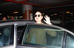Kareena Kapoor snapped at airport on 23rd Oct 2016 (19)_580dadb0d03c7.JPG