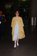 Kareena Kapoor snapped at airport on 23rd Oct 2016 (21)_580dadb276319.JPG