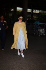 Kareena Kapoor snapped at airport on 23rd Oct 2016 (22)_580dadb337a58.JPG
