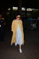 Kareena Kapoor snapped at airport on 23rd Oct 2016 (5)_580dada241ef0.JPG