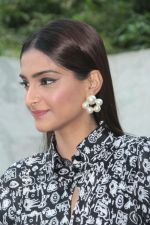 Sonam Kapoor at Fight Hunger Foundation and CF event on 25th Oct 2016  (6)_5810504b7dff3.jpg