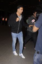 Akshay Kumar leaves with family for holidays on 26th Oct 2016 (17)_5812f392defeb.JPG