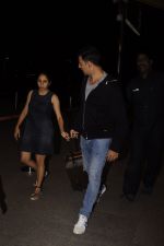 Akshay Kumar leaves with family for holidays on 26th Oct 2016 (23)_5812f397a5fee.JPG