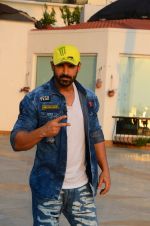 John Abraham snapped in Mumbai on 27th Oct 2016 (13)_5812f165e603e.jpg