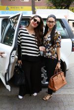 Kareena Kapoor, Karisma Kapoor snapped post lunch on 26th Oct 2016 (1)_5812fe781cfcc.JPG
