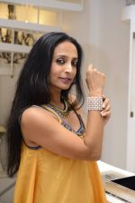 Suchitra Pillai at the launch of a new jewellery line of designer Paulomi Sanghavi in Mumbai on 27th Oct 2016 (87)_58131a8fe54f0.JPG