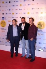 Sanjay Dutt, Vidhu Vinod Chopra at closing ceremony of MAMI Film Festival 2016 on 27th Oct 2016 (48)_5814b7856503f.JPG