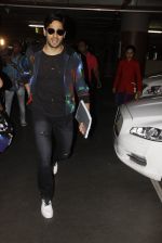 Sidharth Malhotra snapped at airport on 28th Oct 2016 (1)_5814c12a10e7a.JPG