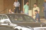 Aamir Khan snapped at Ambani hospital on 29th Oct 2016 (19)_58172c4a4d36d.JPG