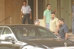 Aamir Khan snapped at Ambani hospital on 29th Oct 2016 (21)_58172c4bb0532.JPG