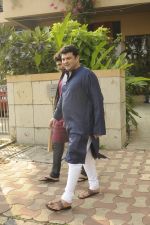 Siddharth Roy Kapoor and Aditya Roy Kapoor snapped outside their home in Juhu on 29th Oct 2016 (5)_58172fd69e38f.JPG