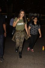 Sonakshi Sinha snapped at airport on 3rd Nov 2016 (14)_581c2d73aaede.JPG