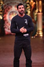 John Abraham promotes Force 2 on the sets of Comedy Nights Bachao in Mumbai on 7th Nov 2016 (33)_582191e04a5c4.JPG