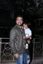 Raj Kundra snapped with son on the sets of Super Dancer on 7th Nov 2016 (2)_58219b7138a1f.JPG