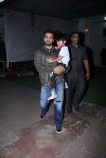 Raj Kundra snapped with son on the sets of Super Dancer on 7th Nov 2016 (4)_58219b7381ad6.JPG