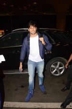 Sidharth Malhotra left for holidays in New Zealand on 8th Nov 2016 (3)_5822cc62afcfa.jpg