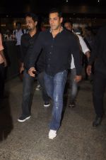 Salman Khan snapped at airport on 9th Nov 2016 (69)_582478fe39765.JPG