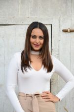 Sonakshi Sinha promote Force 2 on 10th Nov 2016 (30)_58247f396941f.jpg