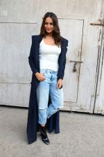 Sonakshi Sinha with Cast of Force 2 spotted at Mehboob Studio in Bandra on 9th Nov 2016 (7)_58240c0dcce5d.jpg