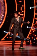 Manish Paul in the stage of Jhalak Dikhhla Jaa on Childrens day special episode (2)_58256787780c8.JPG