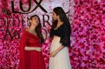Anushka Sharma, Kareena Kapoor at Lux golden rose awards 2016 on 12th Nov 2016 (14)_5827f3b9c1e3c.jpg