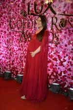 Kareena Kapoor at Lux Golden Rose Awards 2016 on 12th Nov 2016 (827)_582852238eed6.JPG