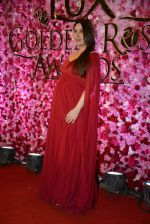 Kareena Kapoor at Lux Golden Rose Awards 2016 on 12th Nov 2016 (837)_5828522c3b352.JPG