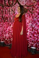 Kareena Kapoor at Lux Golden Rose Awards 2016 on 12th Nov 2016 (859)_5828524f8d7b6.JPG
