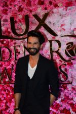 Shahid Kapoor at Lux Golden Rose Awards 2016 on 12th Nov 2016 (12)_58285690a50ee.JPG
