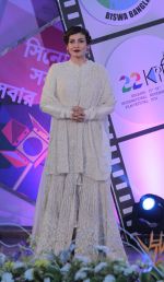Raveena Tandon at closing ceremony of Kolkata film festival on 18th Nov 2016 (16)_58305e7a38e7e.jpg