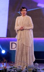 Raveena Tandon at closing ceremony of Kolkata film festival on 18th Nov 2016 (17)_58305e7ba1acc.jpg