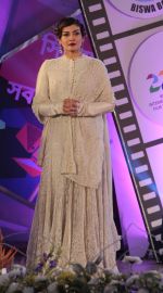 Raveena Tandon at closing ceremony of Kolkata film festival on 18th Nov 2016 (21)_58305e7f3411b.jpg