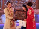 Raveena Tandon at closing ceremony of Kolkata film festival on 18th Nov 2016 (26)_58305e85520f3.jpg