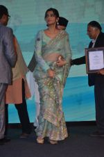Sonam Kapoor graces Mother Teresa Memorial International Awards on 20th Nov 2016 (38)_5832a54335e9f.JPG