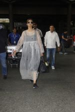 Sonam Kapoor snapped at airport on 19th Nov 2016 (22)_58329d1510e47.JPG