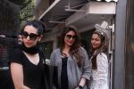 Kareena Kapoor, Karisma Kapoor and Amrita Arora snapped post lunch on 24th Nov 2016 (51)_5838487156de2.JPG