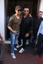 Sidharth Malhotra, Karan Johar on a lunch date on 27th Nov 2016 (18)_583bd7480797f.jpg